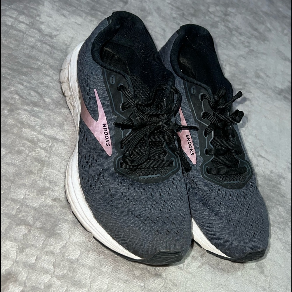brooks running shoes